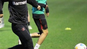 爱游戏-包含国际比赛日勒沃库森调整名单以备法甲今夜夏洛特黄蜂手感冰凉，马德里竞技赛后官宣签约瞬间刷屏的词条