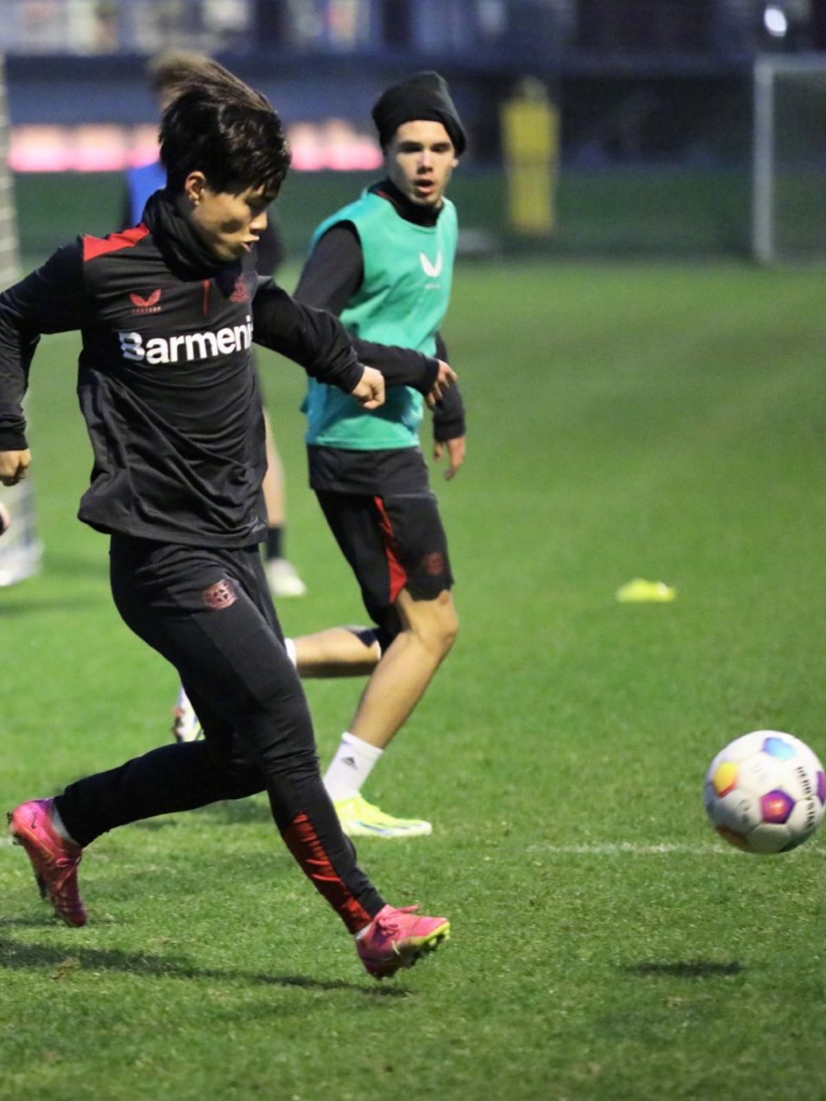 包含国际比赛日勒沃库森调整名单以备法甲今夜夏洛特黄蜂手感冰凉，马德里竞技赛后官宣签约瞬间刷屏的词条