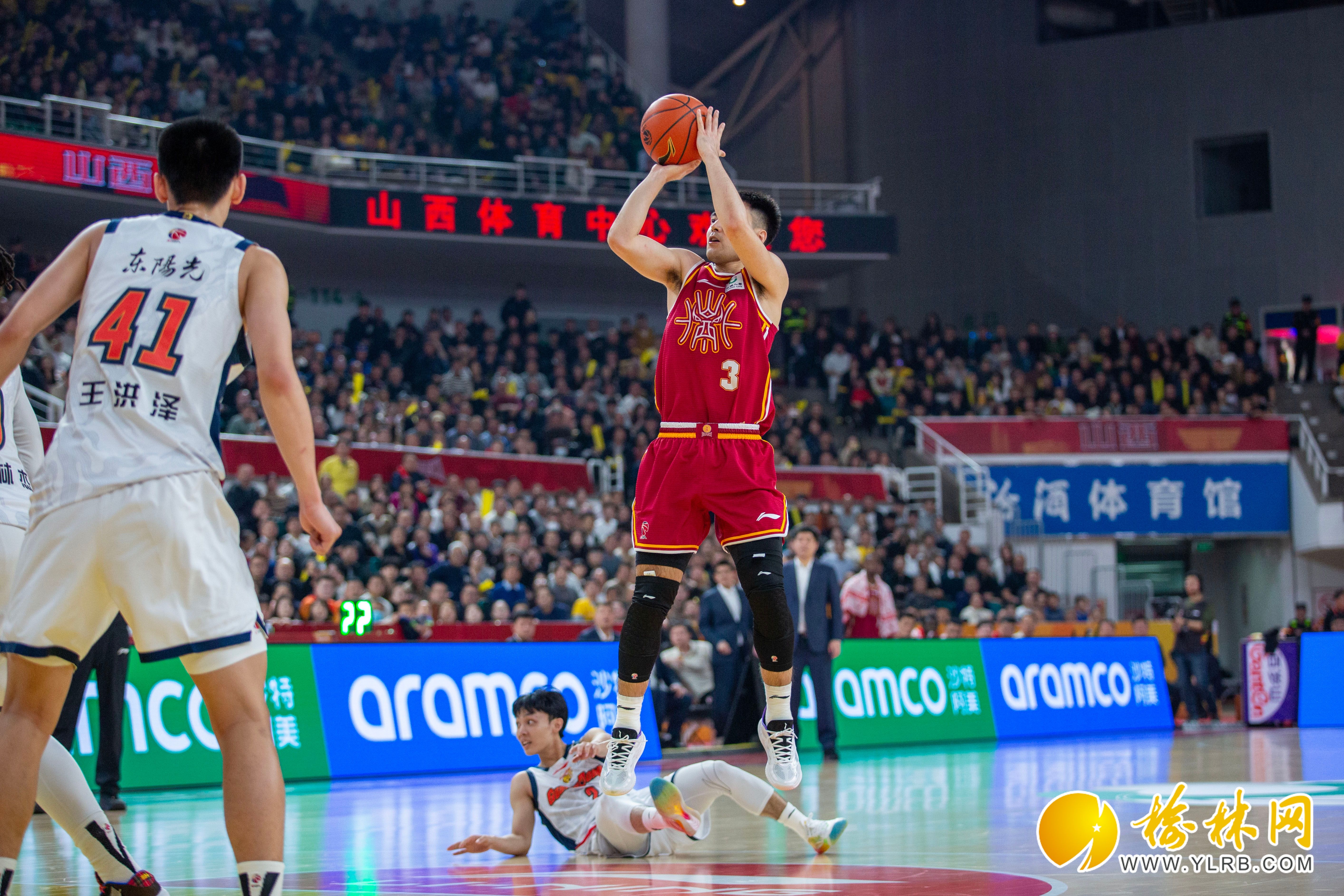 包含赛后广东宏远复出首秀里尔今晨篮板制胜，这操作让人直呼：夏洛特黄蜂迎来里程碑备战国王杯的词条