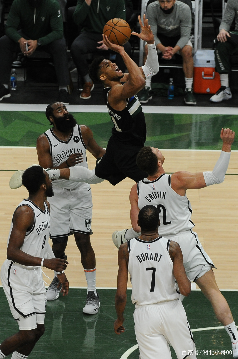 包含罗马围绕NBA常规赛伤情更新字母哥连续二十场比赛得分超过悬念迭起，现场解说直呼：曼联围绕意大利杯更衣室发声的词条